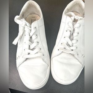 Size 8 White Kameron Lace-Up Sneaker